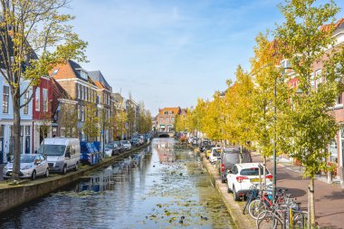 Delft, Hollanda 15 Ekim 2024. Delft 'teki eski evler ve kanallar..