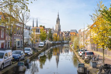 Delft, Hollanda 15 Ekim 2024. Delft 'teki eski evler ve kanallar..