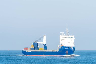 25 Ekim 2024. Maasvlakte Rotterdam, Hollanda. Rotterdam limanlarına giden kargo gemisi..