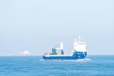 25 Ekim 2024. Maasvlakte Rotterdam, Hollanda. Rotterdam limanlarına giden kargo gemisi..