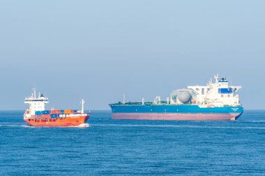25 Ekim 2024. Maasvlakte Rotterdam, Hollanda. Rotterdam Limanı 'nda birbirinin yanından geçen büyük gemiler..