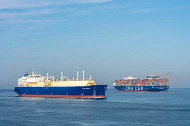 25 Ekim 2024. Maasvlakte Rotterdam, Hollanda. Rotterdam Limanı 'nda birbirinin yanından geçen büyük gemiler..