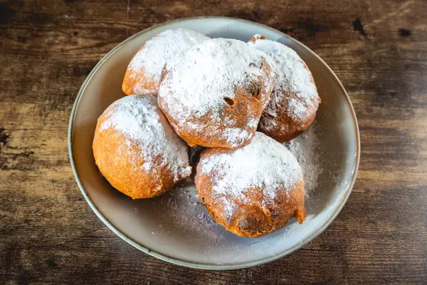 Oliebollen, kış ve yeni yıl arifesi için tipik bir Alman atıştırmalığı..