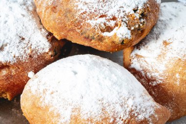 Oliebollen, kış ve yeni yıl arifesi için tipik bir Alman atıştırmalığı..