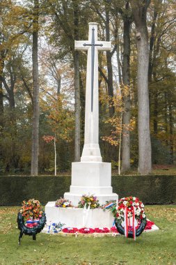 13 Kasım 2024. Oosterbeek, Hollanda. İkinci Dünya Savaşı 'ndan kalma İngiliz ve Polonyalı askerler için savaş mezarlığı..