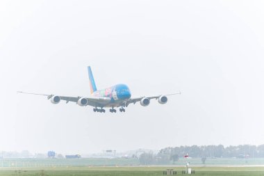 8 Kasım 2024. Schiphol, Hollanda. Bir Emirlik Hedefi Dubai A380 Schiphol 'a indi..