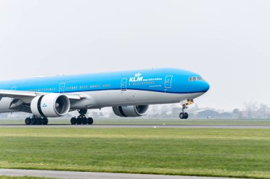 8 Kasım 2024. Schiphol, Hollanda. Bir KLM uçağı Schiphol 'a indi..