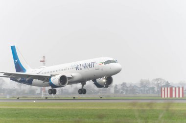 8 Kasım 2024. Schiphol, Hollanda. Kuveyt Havayolları 'ndan bir uçak Schiphol' a indi..