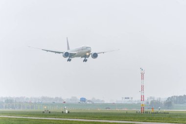 8 Kasım 2024. Schiphol, Hollanda. Katar Havayolları 'ndan bir uçak Schiphol' a indi..