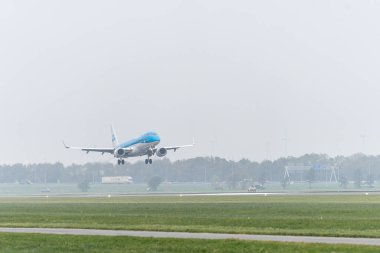 8 Kasım 2024. Schiphol, Hollanda. Bir KLM uçağı Schiphol 'a indi..