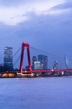 Rotterdam, Hollanda. 1 Aralık 2024. Geceleri Rotterdam 'ın ufuk çizgisi.