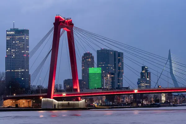 Rotterdam, Hollanda. 1 Aralık 2024. Geceleri Rotterdam 'ın ufuk çizgisi.