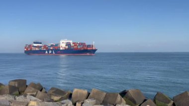 25 Ekim 2024. Maasvlakte Rotterdam, Hollanda. Rotterdam Limanı 'na giden büyük bir kargo gemisinden yaklaşıyoruz..