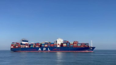25 Ekim 2024. Maasvlakte Rotterdam, Hollanda. Rotterdam Limanı 'na giden büyük bir kargo gemisinden yaklaşıyoruz..