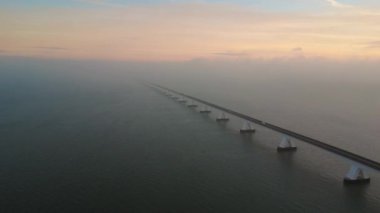 Hollanda 'daki Zeelandbridge' den Arial video. Sisli bir sabahta.