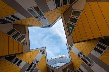 1 Aralık 2024. Rotterdam, Hollanda. Blaak, Rotterdam 'daki ünlü Cubus evleri..