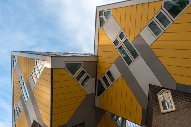 1 Aralık 2024. Rotterdam, Hollanda. Blaak, Rotterdam 'daki ünlü Cubus evleri..