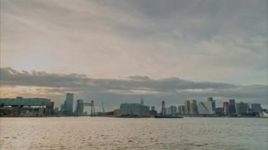 The Maas ve Rotterdam, Hollanda 'nın ufuk çizgisi. 1 Aralık 2024.