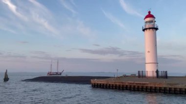 Hellevoetsluis, Hollanda limanından önce yelken açan bir gemi..