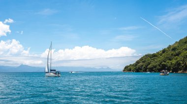 Paraty, Brezilya 'nın sularında beyaz yelkenli.