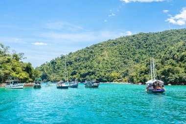 Januari 6, 2025. Paraty, Brezilya. Brezilya, Paraty sularında tekneler geziyor..