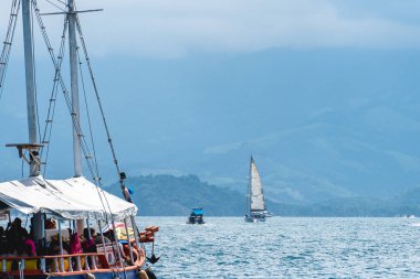 Januari 6, 2025. Paraty, Brezilya. Brezilya 'nın Paraty şehrinde tekneler ve yelkenliler geziyor..