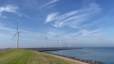 25 Ekim 2024. Maasvlakte Rotterdam, Hollanda. Maasvlakte, Rotterdam 'da bir grup yel değirmeni..