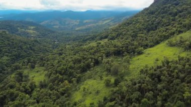 Brezilya, Paraty kırsalındaki yeşil dağların Arial görüntüleri.