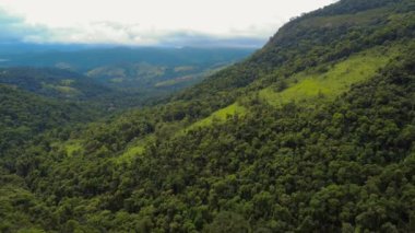 Brezilya, Paraty kırsalındaki yeşil dağların Arial görüntüleri.