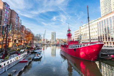 1 Aralık, 2024. Rotterdam, Hollanda. Rotterdam 'ın güzel modern mimarisi.