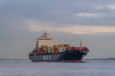 3 Aralık 2024. Hansweert, Hollanda. Hollanda, Hansweert kıyıları için kargosship.