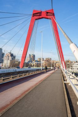 1 Aralık 2024. Rotterdam, Hollanda. Rotterdam 'daki Willemsbrug.