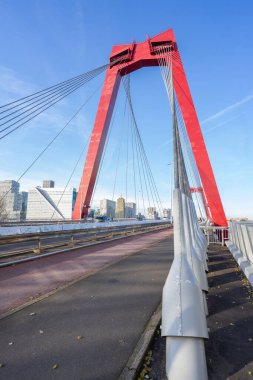 1 Aralık 2024. Rotterdam, Hollanda. Rotterdam 'daki Willemsbrug.