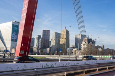 1 Aralık 2024. Rotterdam, Hollanda. Rotterdam 'daki Willemsbrug.