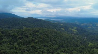 Brezilya, Paraty kırsalındaki yeşil dağların Arial görüntüleri.