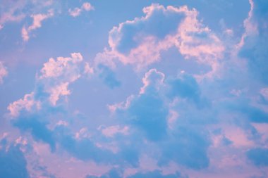 Brezilya, Paraty 'nin gökyüzünde renkli pembe bulutlar.