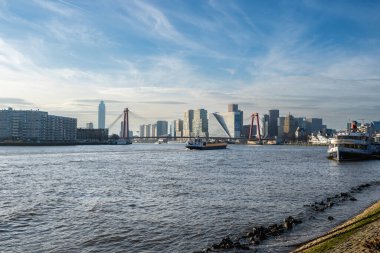 1 Aralık 2024. Rotterdam, Hollanda. Rotterdam 'ın ufuk çizgisi ve modern binaları.