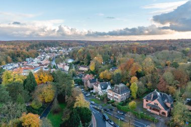 17 Kasım 2024. Brüksel, Belçika. Watermaal-Bosvoorde 'dan gün batımı görünümü.