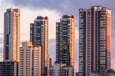Buidlings 'in arkasında renkli bir gökyüzü, Tatuape mahallesinde, Sao Paulo, Brezilya' da.