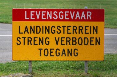 8 Kasım 2024. Schiphol, Hollanda. Schiphol 'da Flamanca uyarı işareti.