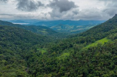 Paraty, Brezilya 'nın dağlarındaki bir şelaleden insansız hava aracı atışı..