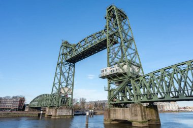 1 Aralık 2024. Rotterdam, Hollanda. Rotterdam 'daki Koningshaven Köprüsü..