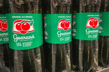 Sao paulo, BNrazil. Dec30, 2024. Bir şişe Guarana, Brezilya 'dan bir soda. Sao Paulo 'da bir süpermarkette rafta.,