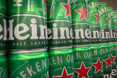 Sao Paulo Brezilya. 31 Aralık 2024. Bir Brezilya süpermarketinde Heineken 'le dolu bir kabuk..