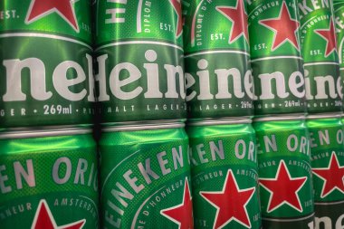 Sao Paulo Brezilya. 31 Aralık 2024. Bir Brezilya süpermarketinde Heineken 'le dolu bir kabuk..