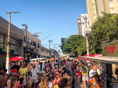 1 Mart 2025. Tatuape, Sao Paulo, Brazile sokaklarında küçük bir karnaval partisi