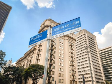 28 Şubat 2025 'te. Paulista Bulvarı 'nda bir sokak tabelası. Sao Paulo, Brezilya.