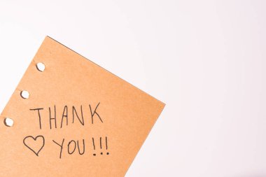 Kahverengi kağıda bir teşekkür notu, beyaz arka planda.