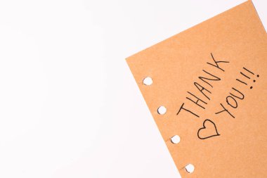 Kahverengi kağıda bir teşekkür notu, beyaz arka planda.