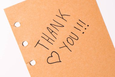 Kahverengi kağıda bir teşekkür notu, beyaz arka planda.